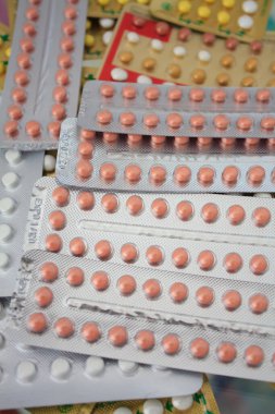 Renkli oral doğum kontrol hapı.