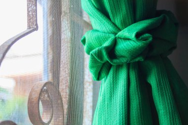 yeşil renk pencere perdesi