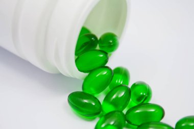 yumuşak jel kapsül vitamin hapları yeşil renkli