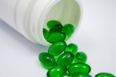 yumuşak jel kapsül vitamin hapları yeşil renkli