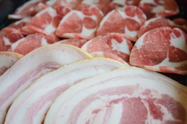 Tabakta taze domuz eti