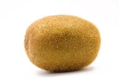 Beyaz arkaplanda yalıtılmış Kivi meyvesi