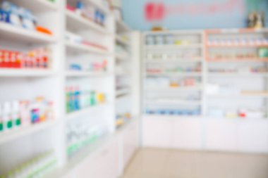 İlaç arkaplanlarıyla dolu eczane rafları