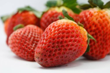 Beyaz arka planda çilekler