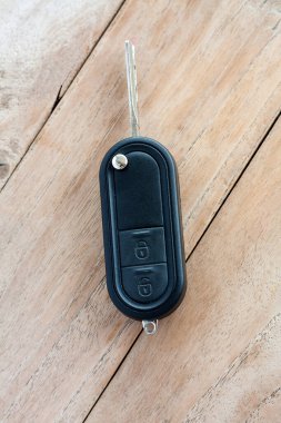 Eski ahşap arka planda uzaktan kumanda