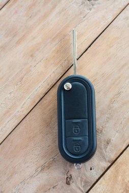 Eski ahşap arka planda uzaktan kumanda