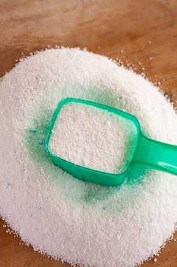 Deterjan tozu, deterjan deterjan, tahta arka plandaki kaşık.