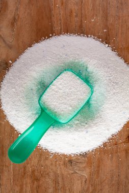 Deterjan tozu, deterjan deterjan, tahta arka plandaki kaşık.