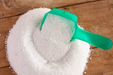 Deterjan tozu, deterjan deterjan, tahta arka plandaki kaşık.