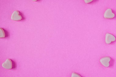 Pembe arka planda sevgililer günü şekeri şekilleri