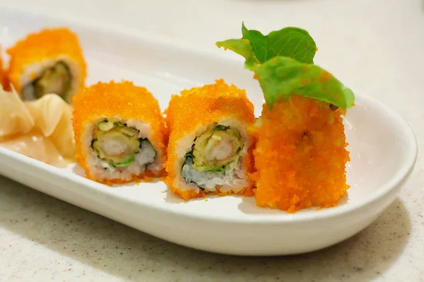 Rollos Sushi Plato Blanco Comida Japonesa —  Fotos de Stock