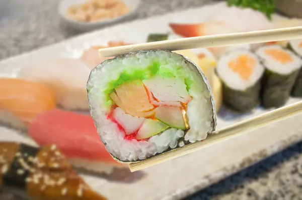 Sushi Maki Dalam Sumpit Dengan Set Sushi Jepang — Stok Foto