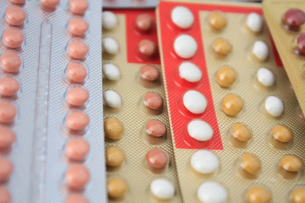 Renkli oral doğum kontrol hapı.