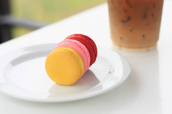 Macarons Franceses Doces Coloridos Com Xícara Café Mesa Branca — Fotografia de Stock