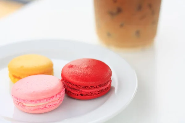 Macarrones Franceses Dulces Coloridos Con Taza Café Sobre Mesa Blanca —  Fotos de Stock