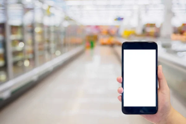 Kvinna Håller Mobiltelefon När Handlar Snabbköpet — Stockfoto