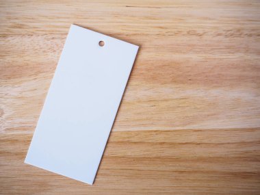 Ahşap arkaplanda boş beyaz fiyat etiketi