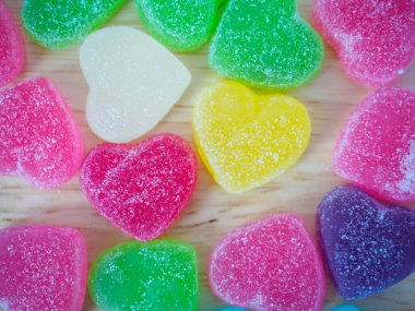 Sevgililer günü için ahşap üzerine renkli kalpler.