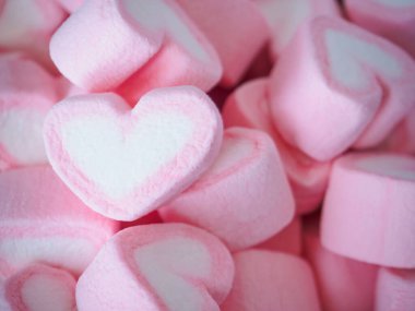 Sevgililer Günü arkaplanı için pembe kalp şeklinde lokum.