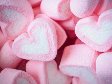 Sevgililer Günü arkaplanı için pembe kalp şeklinde lokum.