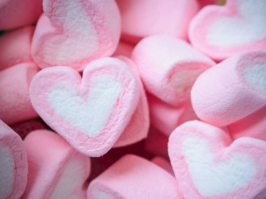 Sevgililer Günü arkaplanı için pembe kalp şeklinde lokum.