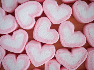 Sevgililer Günü arkaplanı için pembe kalp şeklinde lokum.