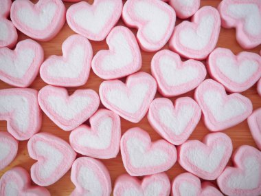 Sevgililer Günü arkaplanı için pembe kalp şeklinde lokum.