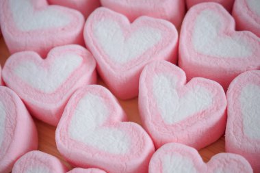 Sevgililer Günü arkaplanı için pembe kalp şeklinde lokum.