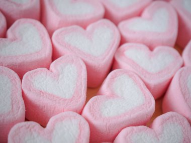 Sevgililer Günü arkaplanı için pembe kalp şeklinde lokum.