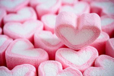 Sevgililer Günü arkaplanı için pembe kalp şeklinde lokum.