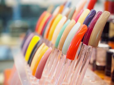 Güzellik salonunda renkli yapay tırnaklar.