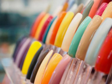 Güzellik salonunda renkli yapay tırnaklar.