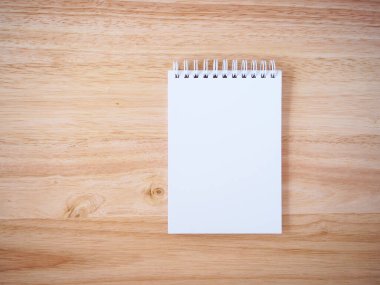 Tahta masadaki not defteri.