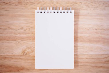 Tahta masadaki not defteri.