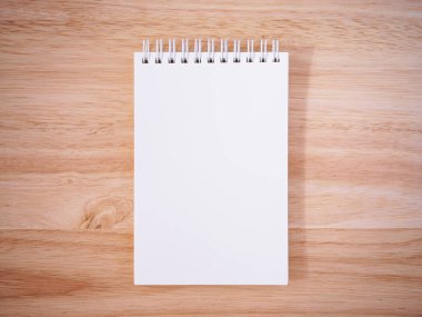 Tahta masadaki not defteri.