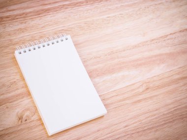 Tahta masadaki not defteri.