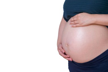 Asyalı hamile kadın beyaz arka planda izole edilmiş.