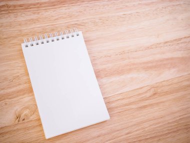 Tahta masadaki not defteri.