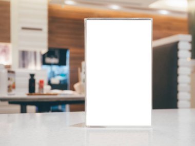 Kafe restoranında Masa 'daki Boş Menü çerçevesini düzenle