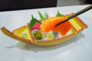 Japon saşimi soslu çubuk somon balığı.