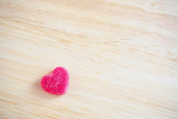 Sevgililer Günü Için Ahşap Üzerine Pembe Kalpler Şekeri — Stok fotoğraf