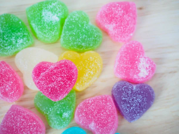 Sevgililer günü için ahşap üzerine renkli kalpler.