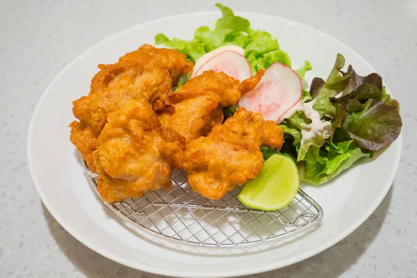 Ayam Goreng Gaya Jepang Disajikan Dengan Sayuran Dan Lemon Piring — Stok Foto
