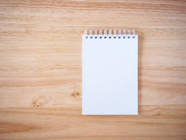 Tahta masadaki not defteri.