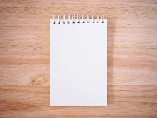 Tahta masadaki not defteri.