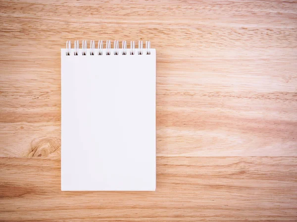 Tahta masadaki not defteri.