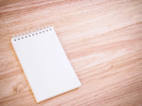 Tahta masadaki not defteri.