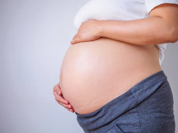 Zwangere Vrouw Raakt Haar Buik Aan — Stockfoto