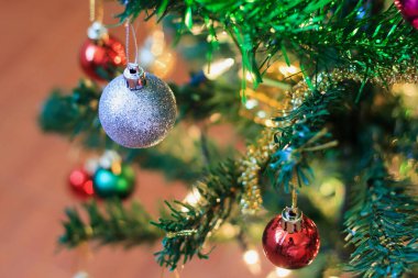 Arka planda Noel ağacı süslemeleri