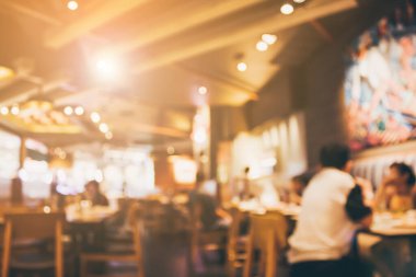 Restoran kafesi ya da kafenin içi soyut odaklanmış bulanık arka planı olan insanlarla dolu.